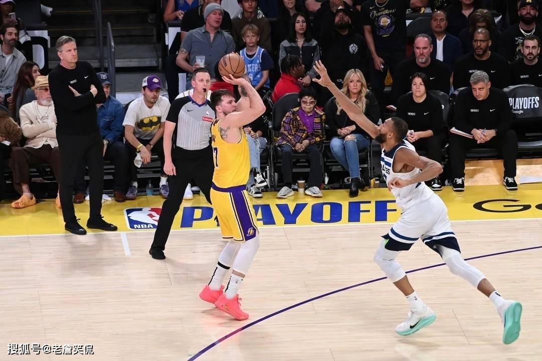 转会期国王杯焦点战，洛杉矶湖人豪取连胜，球迷炸锅，赛程密集仍需轮换(云顶之弈恶意收购的执事是需要连胜吗)